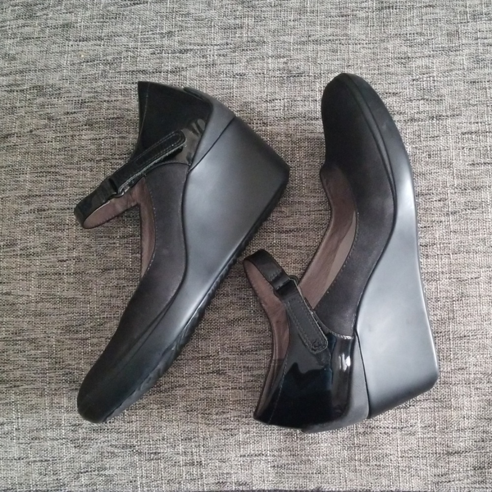 Black wedge heels